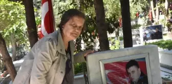 İzmir'de şehitlikte buruk bayram