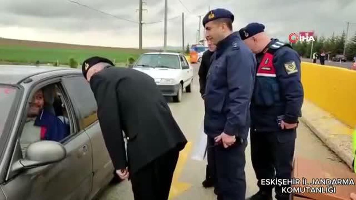 Jandarma ekipleri vatandaşlar ile trafik uygulamasında bayramlaştı