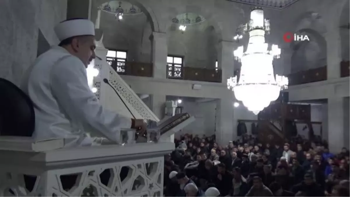 Kars'ta bayram namazında camiler doldu taştı