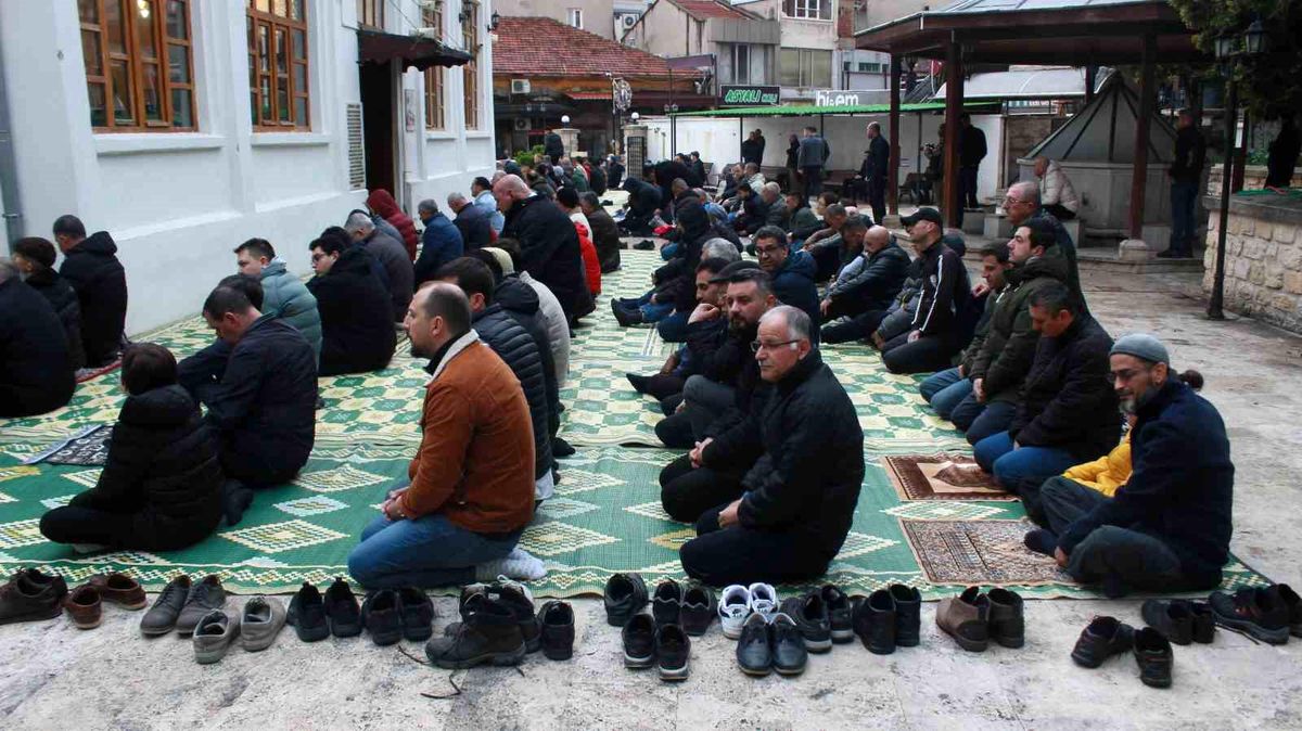 Kırklareli'de Ramazan Bayramı'nda vatandaşlar camilere akın etti