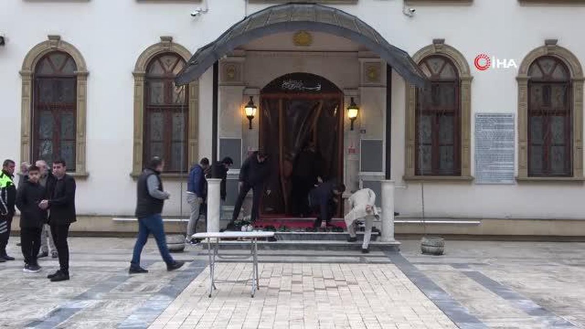 Kocaeli'de vatandaşlar bayram namazı için camileri doldurdu