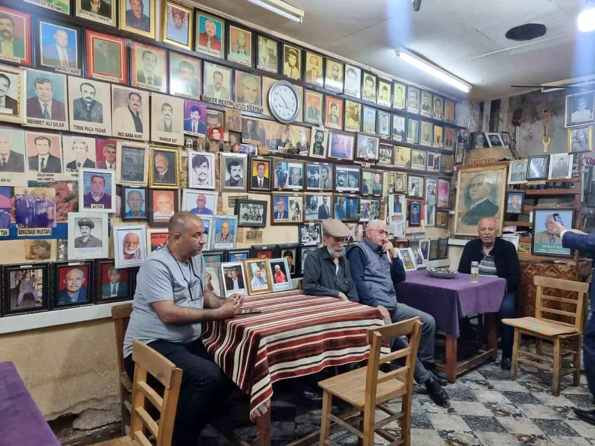 Ölüler Kıraathanesi'nde buruk bayramlaşma