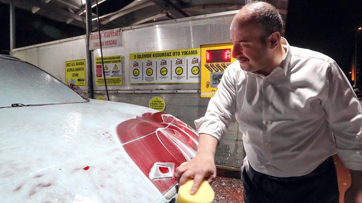 Oto yıkama istasyonuna giden Bakan Varank, Togg'u kendi elleriyle yıkadı