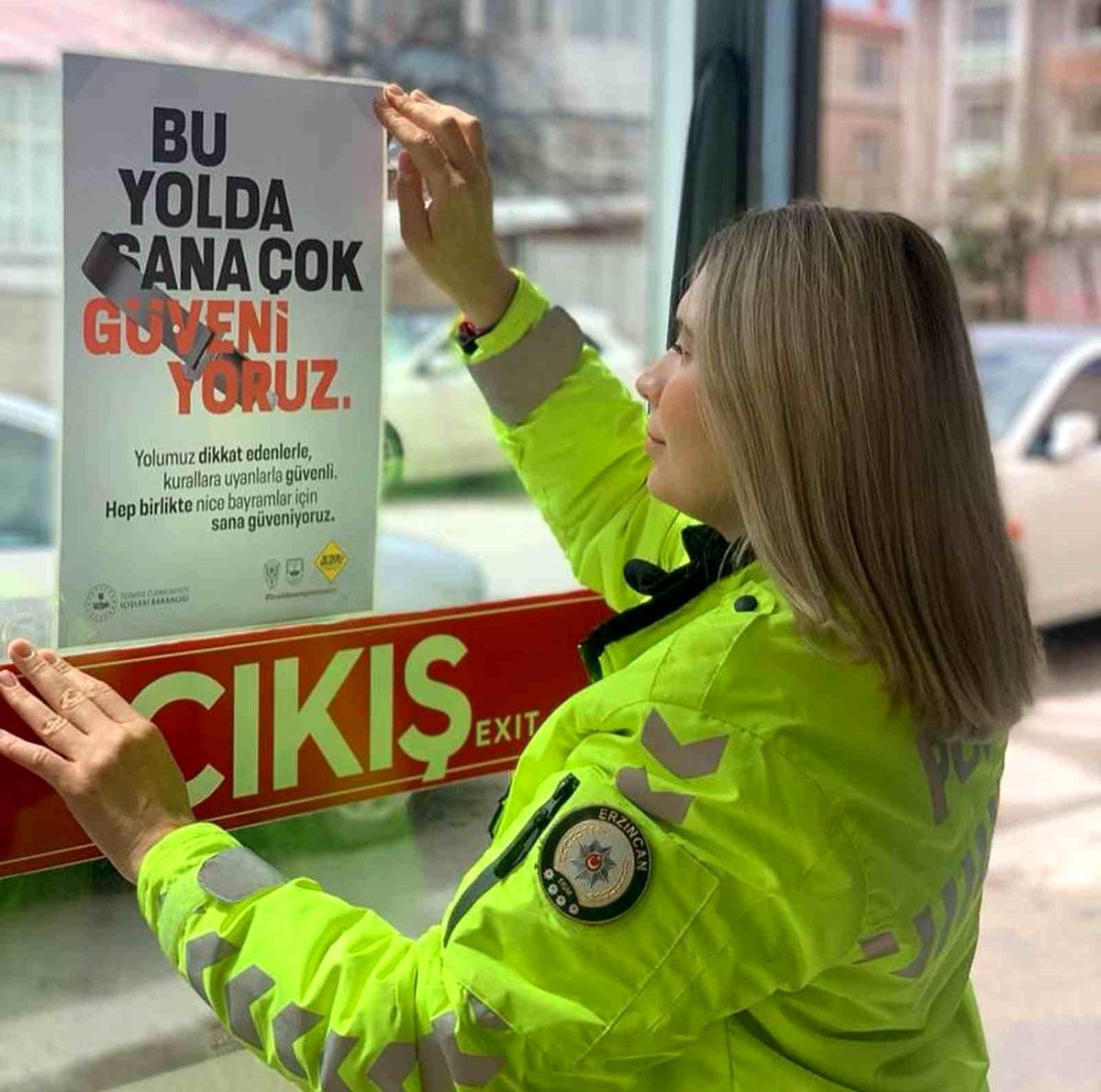 Polisten trafik kazalarına karşı bilinçlendirme