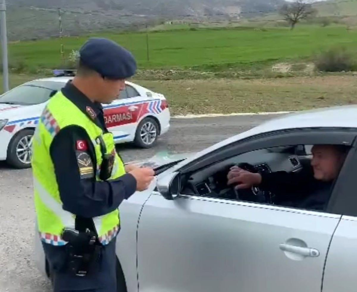 Selendi'de trafik ekiplerinden 'Bu yolda sana çok güveniyoruz' uygulaması