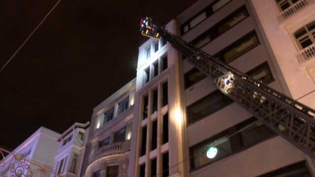 Taksim Meydanı'nda 6 katlı otelde yangın; tadilat yapan işçileri itfaiye kurtardı