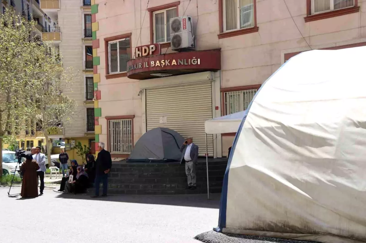 Terör mağduru aileler bayramda da HDP binası önünde evlatlarının yolunu gözlüyor