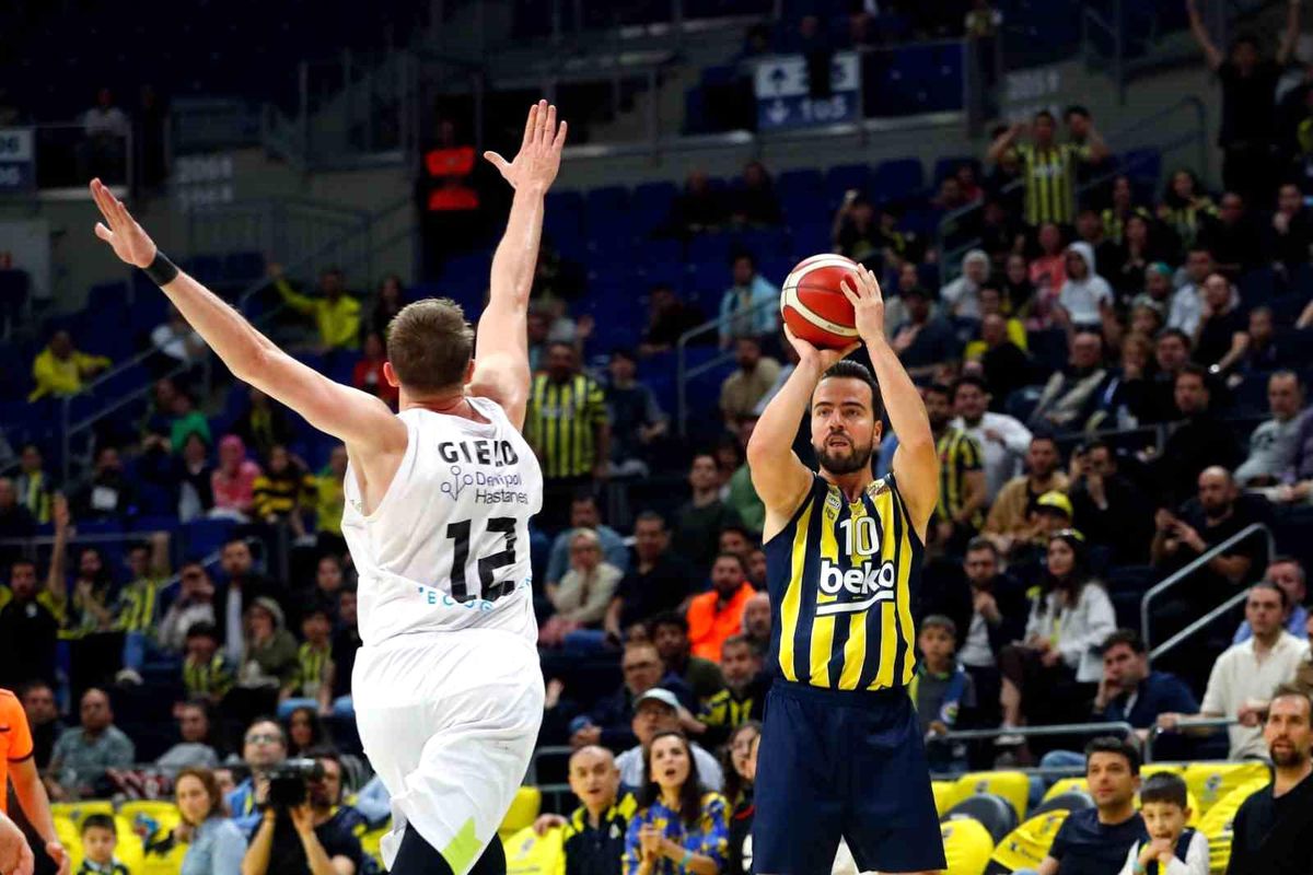 Türkiye Sigorta Basketbol Süper Ligi: Fenerbahçe: 79 Merkezefendi Belediyesi: 72
