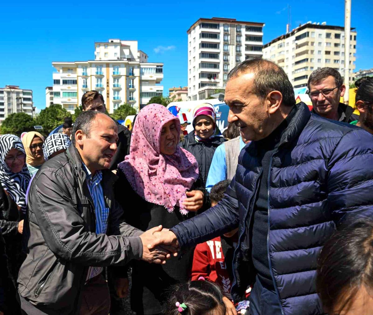 Vali Yavuz, deprem zamanında olduğu gibi bayramın ilk gününde de Kahramanmaraş'ta