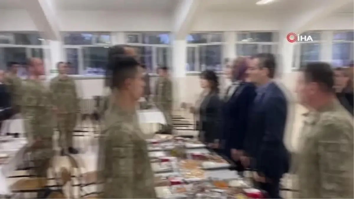 Validen, Ramazan'ın son iftarında Mehmetçik annesine sürpriz