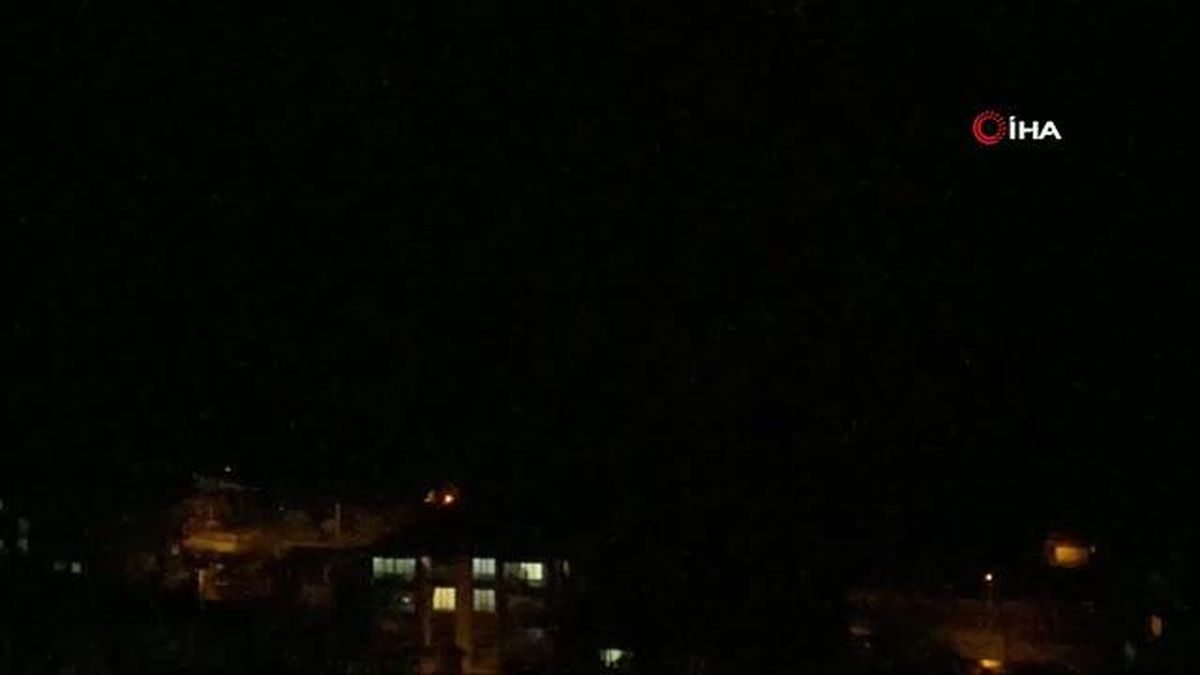 Van Gölü'ne düşen şimşekler geceyi gündüze çevirdi