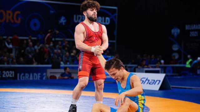 Altın yağıyor! Milli güreşçi Adem Burak Uzun, Avrupa şampiyonu oldu