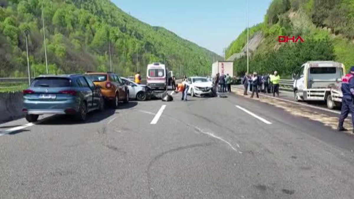ANADOLU OTOYOLU'NDA 4 ARACIN KARIŞTIĞI ZİNCİRLEME KAZA