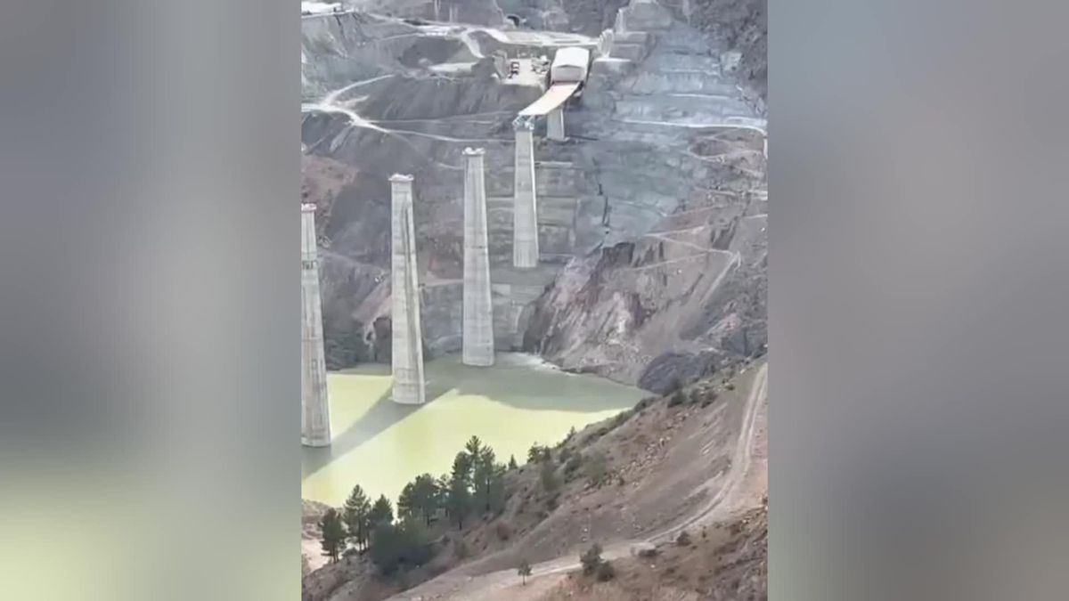 Artvin'in Yeni Taşınan İlçesi Yusufeli'nde Viyadük Ayaklarında Heyelan Meydana Geldi. Bölge Halkı Tepkili: 'Hiçbir İşi Doğru Yapamamışlar'
