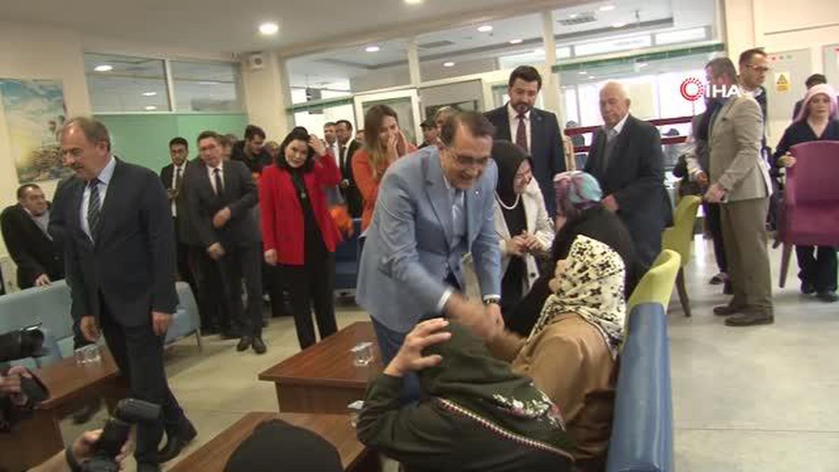 Bakan Dönmez huzurevi ve hastanede bulunan vatandaşlarla bayramlaştı