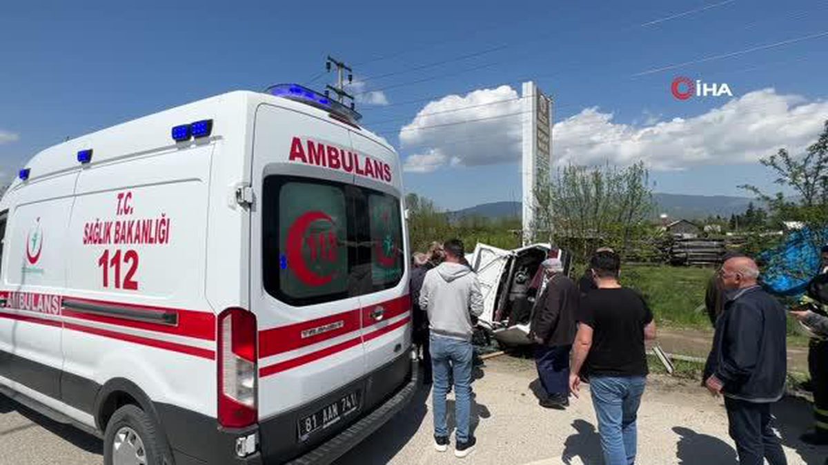 Bariyerlere saplanan otomobil paramparça oldu