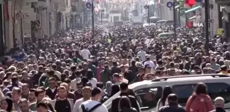 Bayram nedeniyle vatandaşlar Taksim'e akın etti