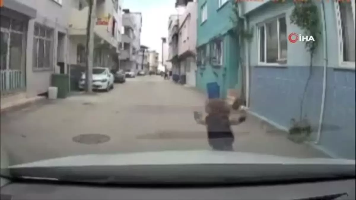 Bursa'da yola atlayan çocuk aracın altında kalmaktan son anda kurtuldu