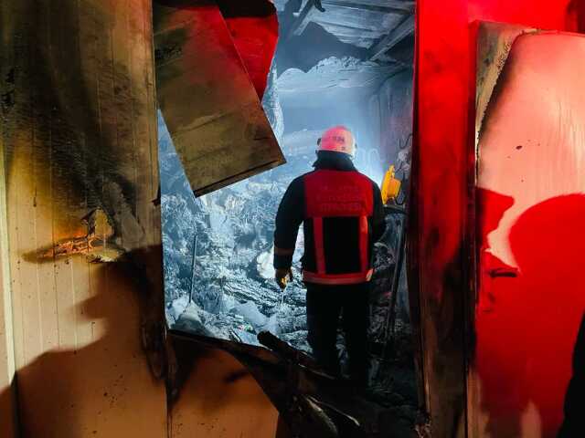 Depremzedelerin kaldığı konteynerde çıkan yangın korkuttu