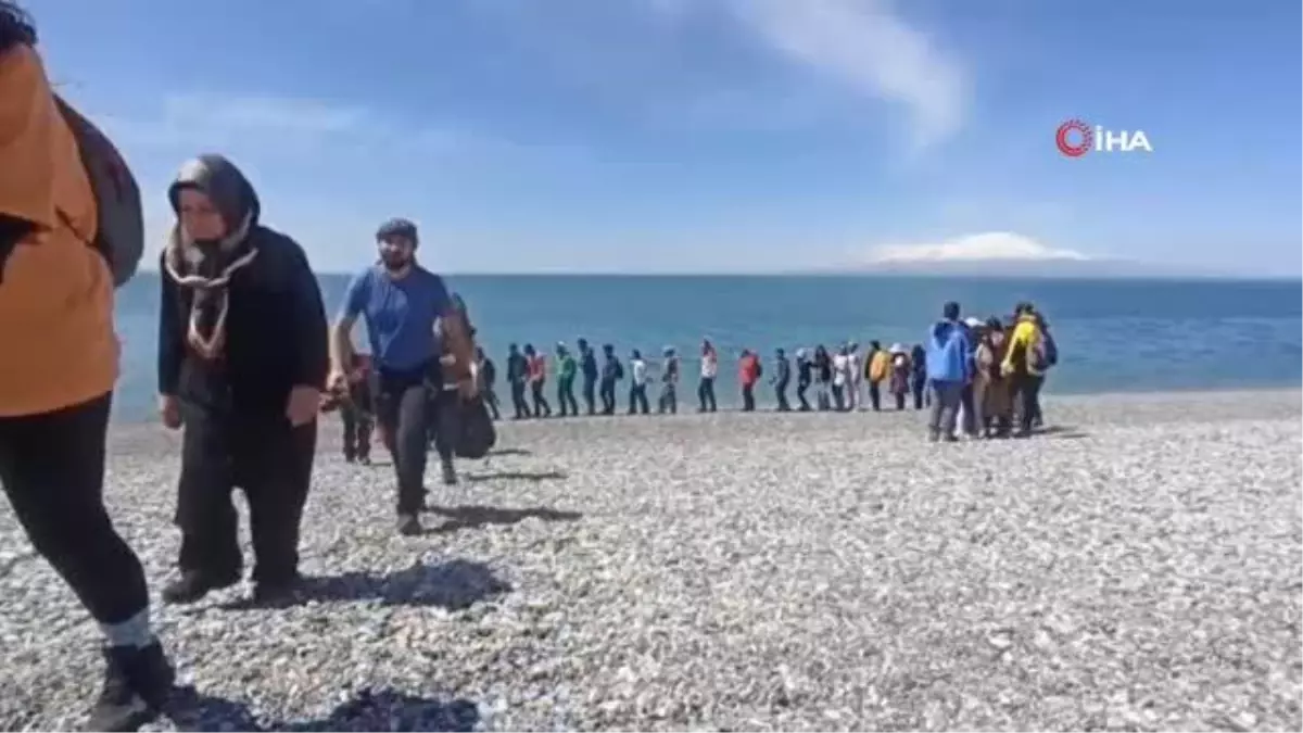 Doğaseverler Van Gölü'nün en büyük adasını gezdi