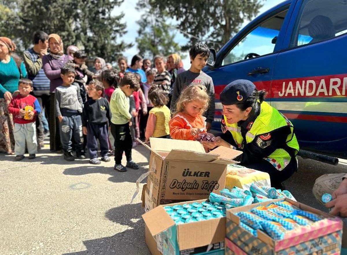 Hatay'da Jandarmadan çocuklara bayram sürprizi