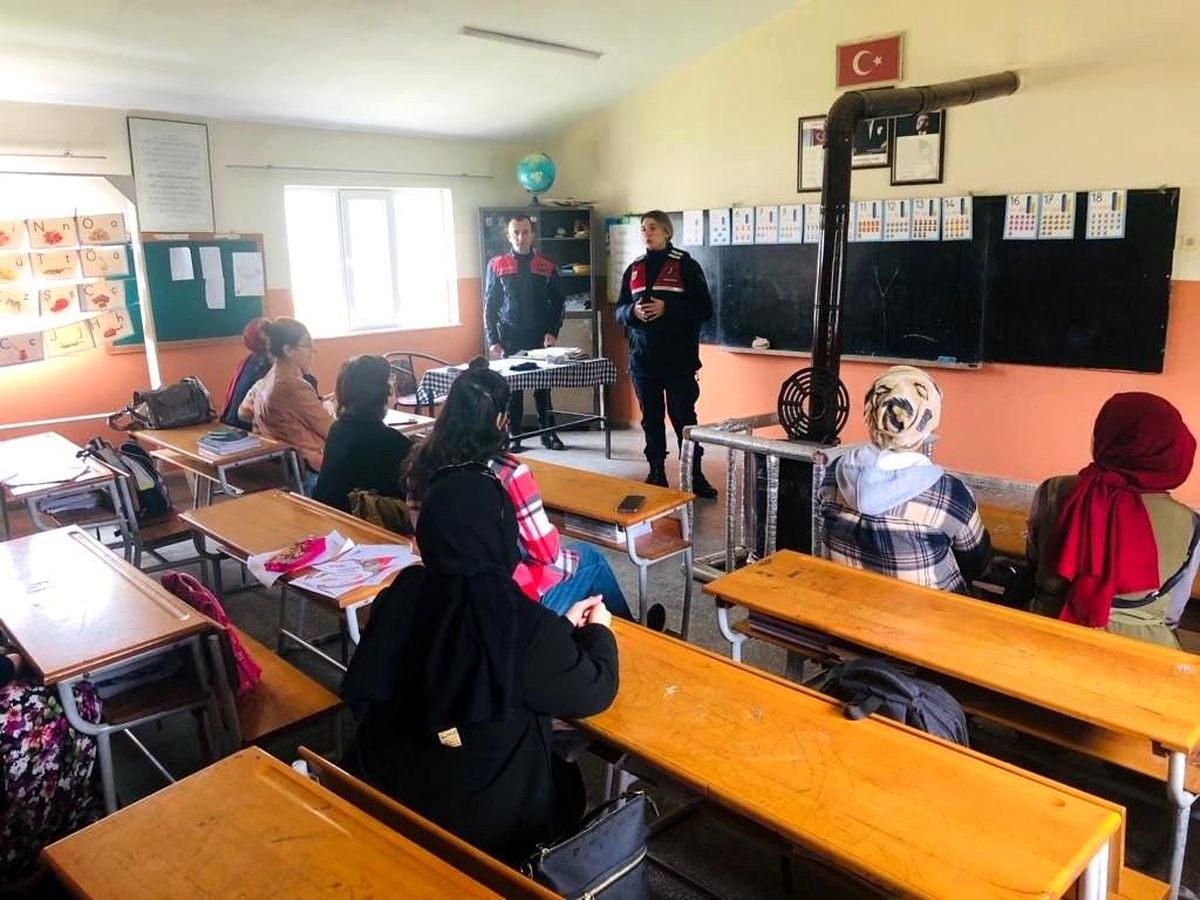 Jandarma ekipleri kadınları bilgilendirmeye devam ediyor