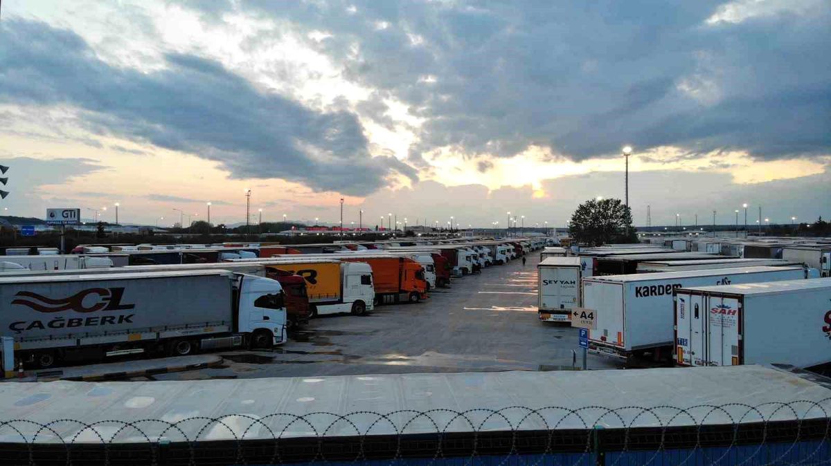 Kapıkule'de Avrupa'ya gidecek tır sürücüleri, bayramı ailelerinden uzakta geçiriyor