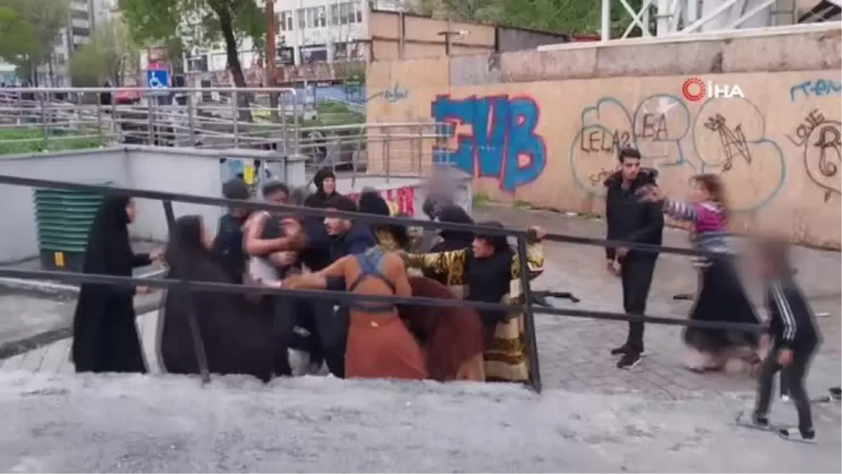 Karaköy'de 'tenekeli' para kapma kavgası kamerada