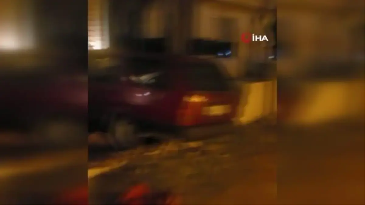 Kontrolden çıkan otomobil evin balkonuna çarptı