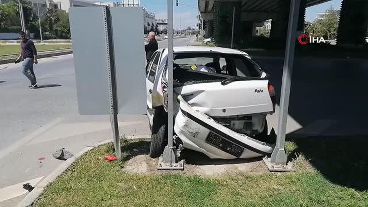 Manavgat'ta 2 otomobil çarpıştı: 1 yaralı