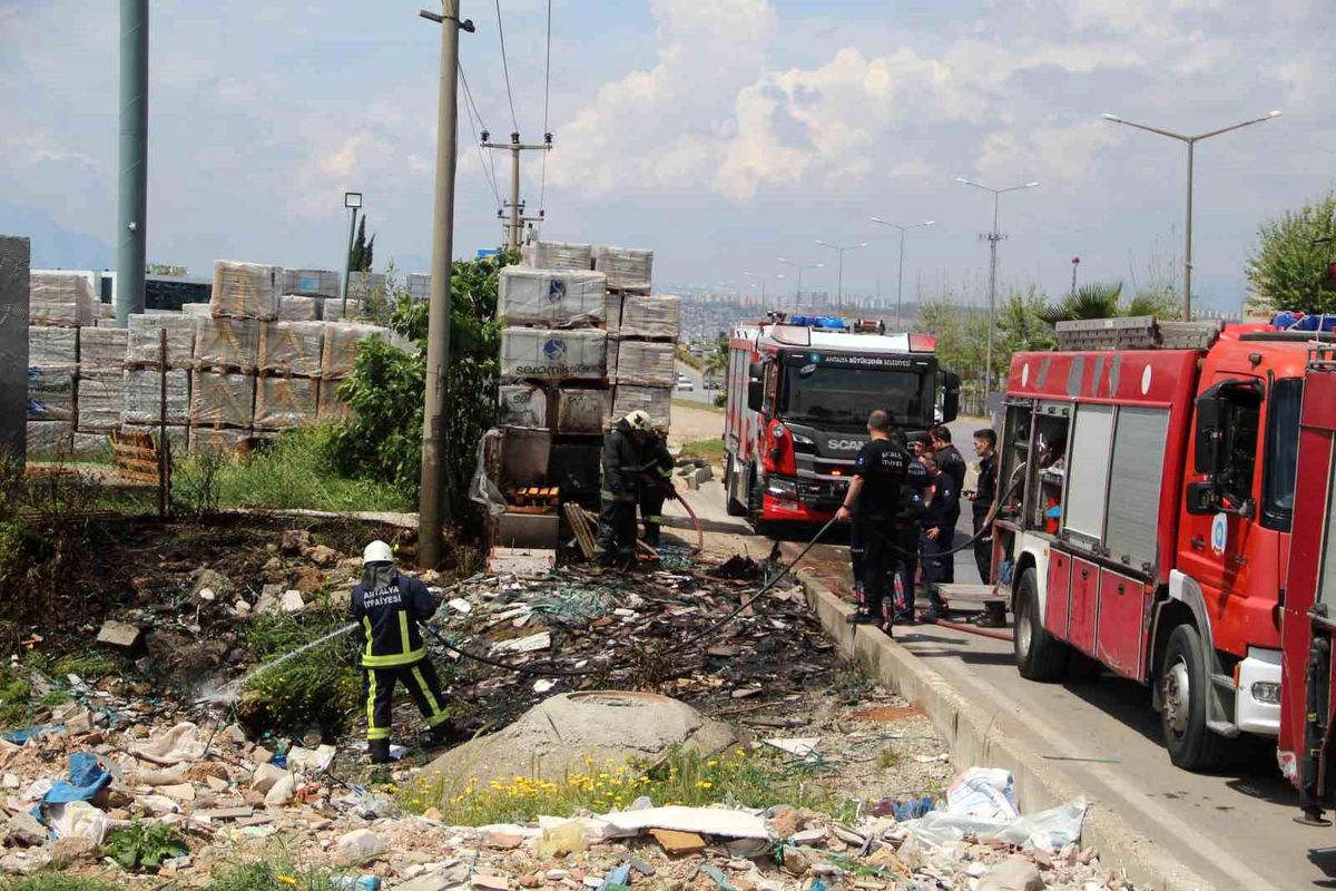 Otluk alan yangını seramiklere zarar verdi