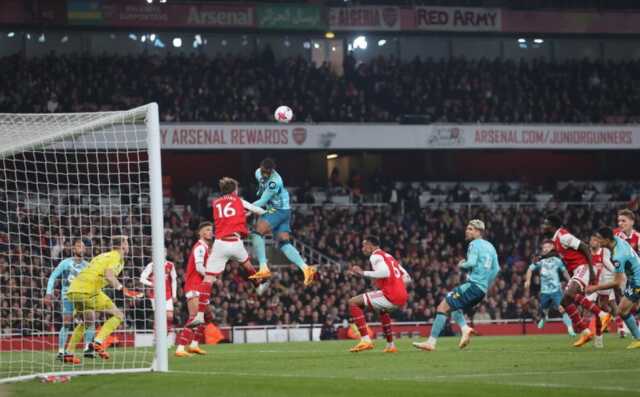 Premier Lig'de ortalık toz duman! Kabusu yaşayan Arsenal, şampiyonluğu elinin tersiyle itiyor