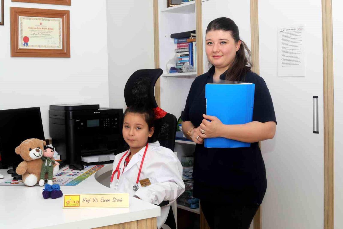 Prof. Dr. Sivaslı koltuğunu Nehir'e devretti
