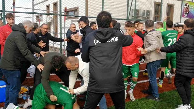 Yine amatör yine olay! Rize'deki maçta futbolculara yakışmayan görüntüler