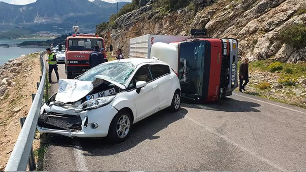 Seyir halindeki kamyonet, karşı yönden gelen otomobile çarptı: 6 yaralı