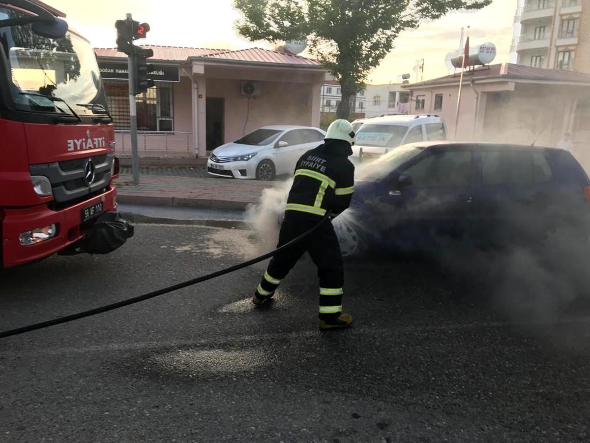 Siirt'te seyir halindeki otomobil alev aldı