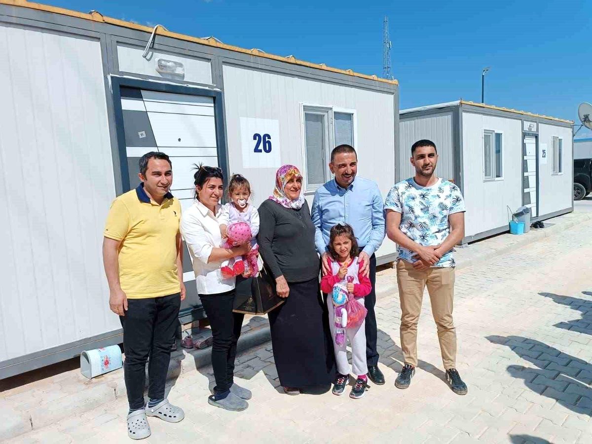 Siirt Valisi Hacıbektaşoğlu, Hatay'a giderek afetzede aileleri bayramda yalnız bırakmadı