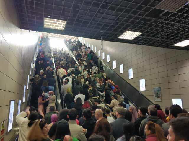 SİRKECİ'DE YAŞANAN YOĞUNLUK SİNİRLERİ GERDİ
