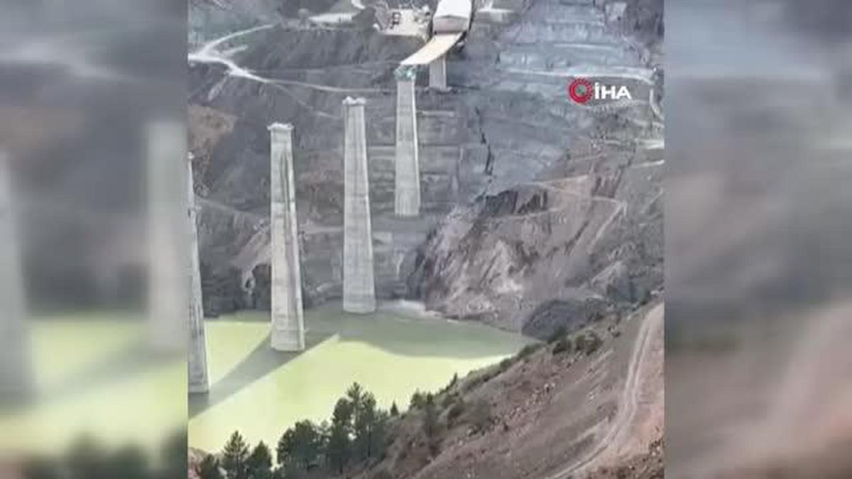 Yusufeli'nde yol inşaatının destekleme betonu çöktü... O anlar kamerada