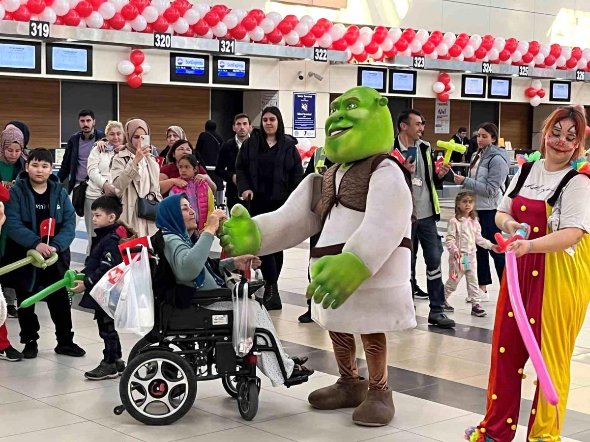Antalya Havalimanı'nda 23 Nisan coşkusu