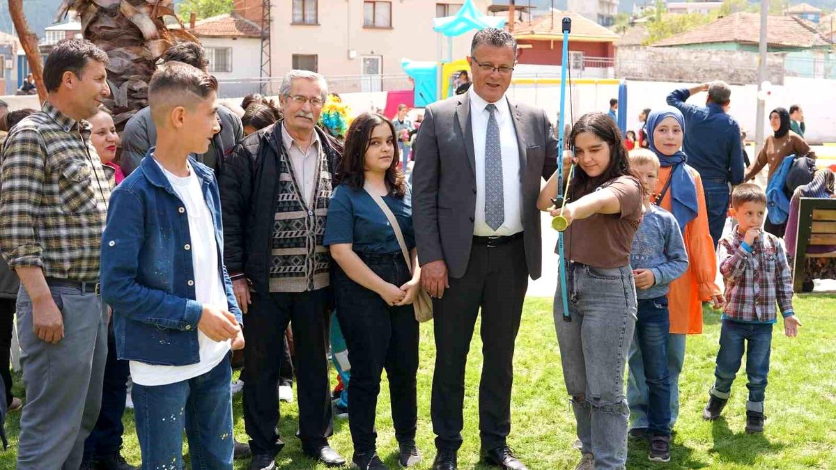 Atıl alan sosyal alana döndü, çocuklar çifte bayram yaşadı