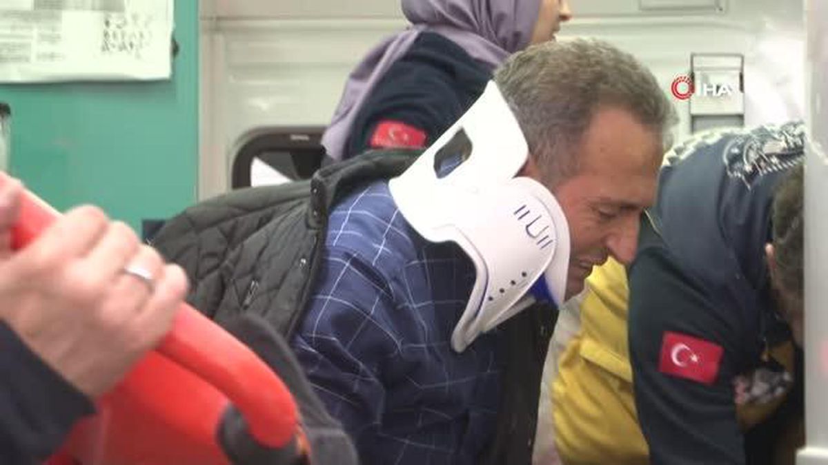 Bayram tatili için yola çıkan minibüs TEM'de devrildi: 13 yaralı