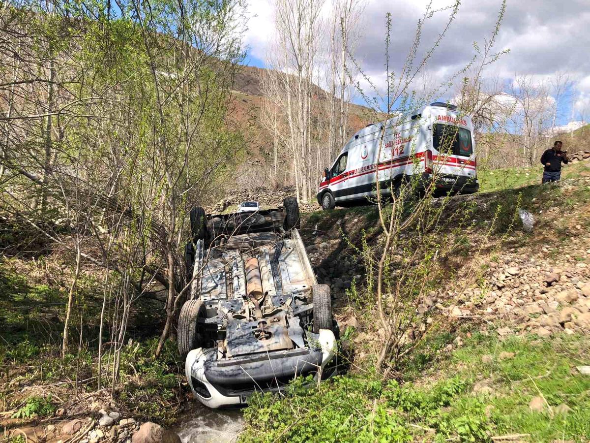 Bingöl'de otomobil şarampole devrildi: 4 yaralı