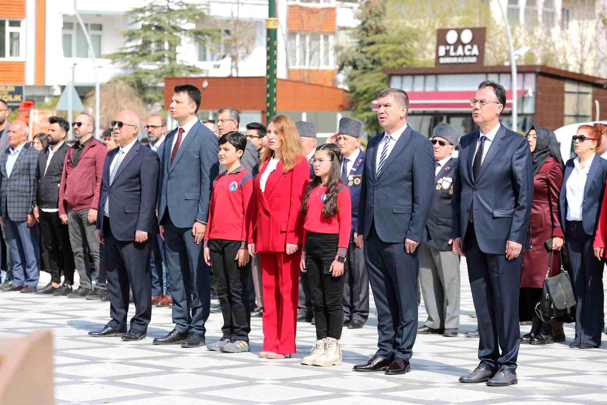 Burdur'da 23 Nisan kutlamaları çerçevesinde çelenk sunma töreni gerçekleştirildi