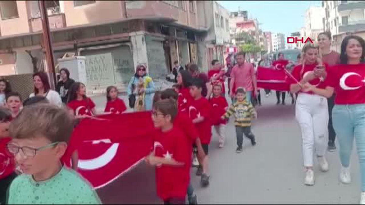 ÇADIR KENTTE KALAN ÖĞRENCİLER, OKULLARINA GİDİP, 23 NİSAN'I KUTLADI