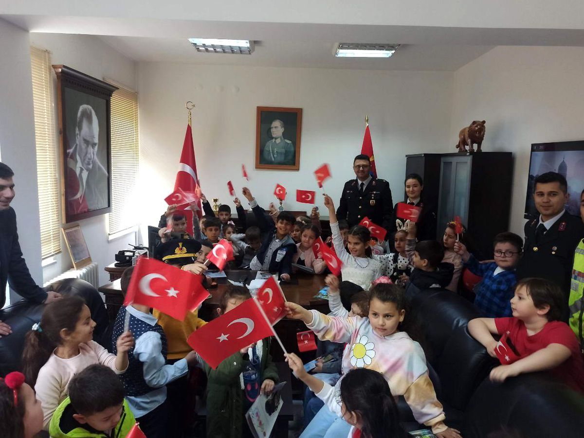 Çocuklar 23 Nisan'da jandarmayı tanıdı