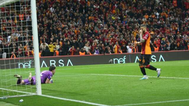 Çok kötü vurdu! Icardi penaltıyı kaçırdı, Okan Buruk sinirden kulübeyi yumrukladı