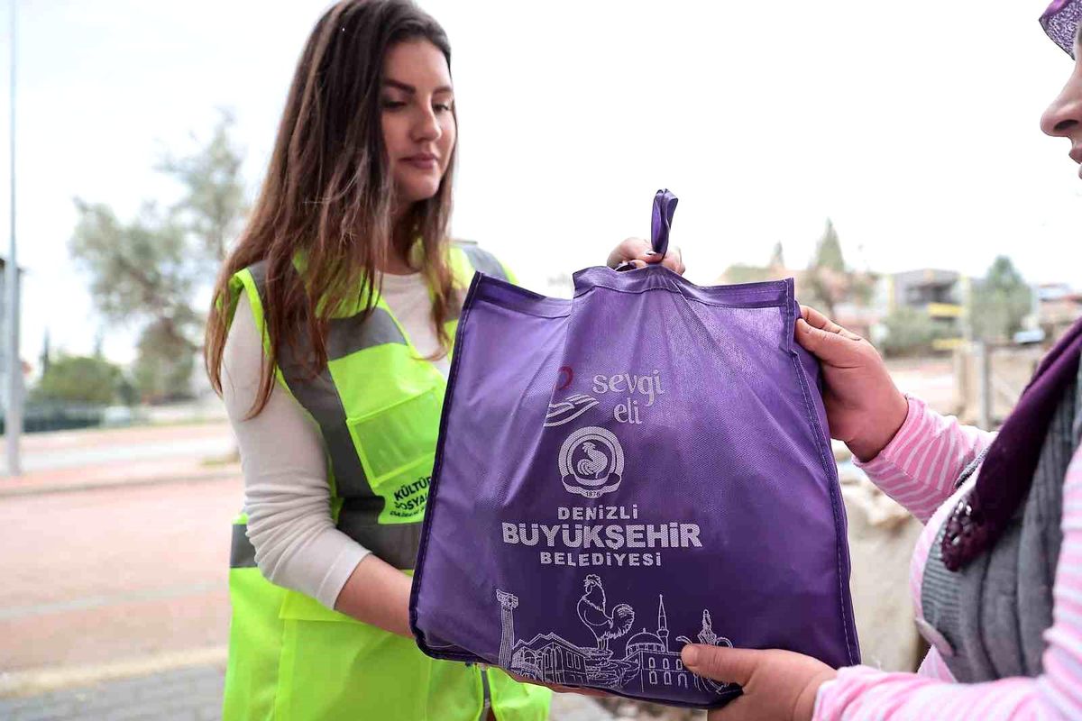 Denizli'de ihtiyaç sahiplerine 30 bin adet gıda paketi dağıtıldı