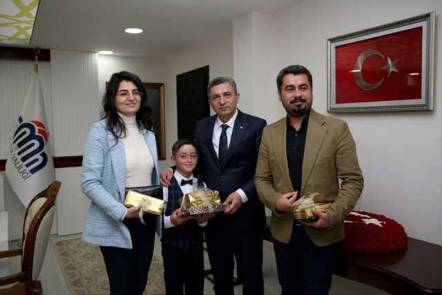 Depremin yıktığı Malatya'da vali koltuğuna oturan çocuğun talimatı duygulandırdı