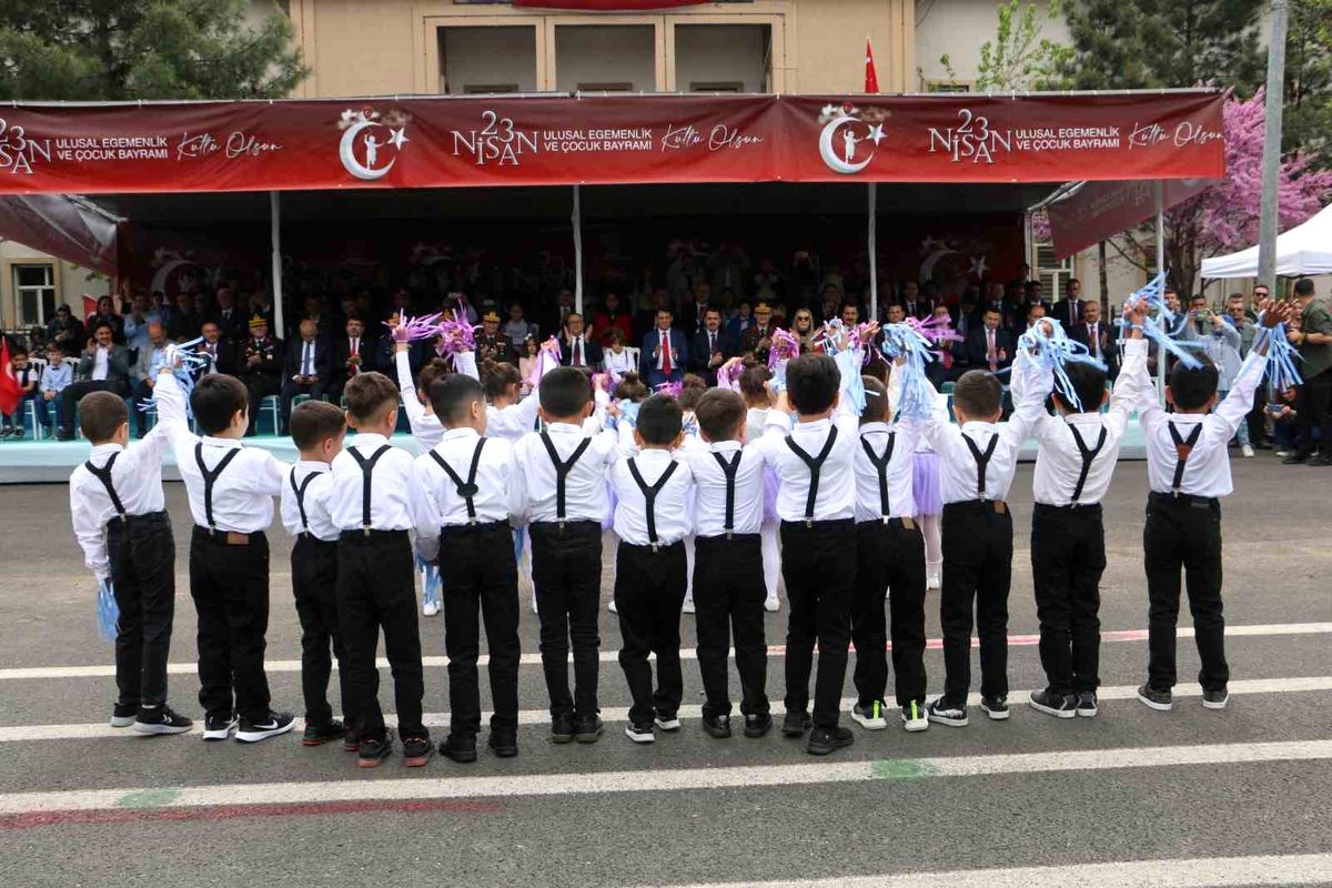 Diyarbakır'da çocuklar iki bayramı bir arada coşkuyla kutladı